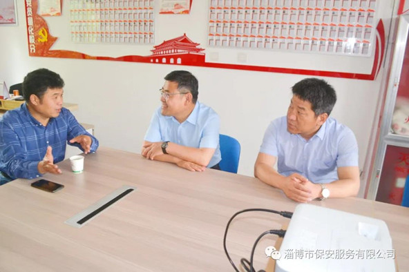 聽取社區(qū)工作人員對社區(qū)基本情況和群眾反映的意見、需求的介紹.jpg