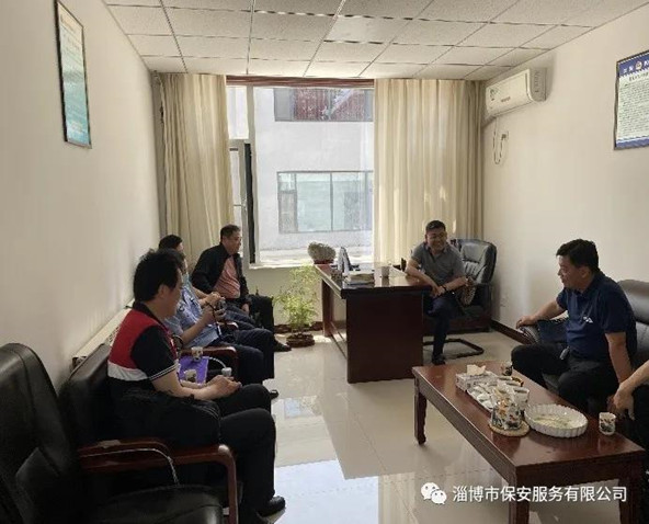 公司黨委書記、董事長(zhǎng)竇文鋒陪同省公安廳駐點(diǎn)組、市公安局治安支隊(duì)領(lǐng)導(dǎo)對(duì)我公司進(jìn)行專項(xiàng)檢查.jpg
